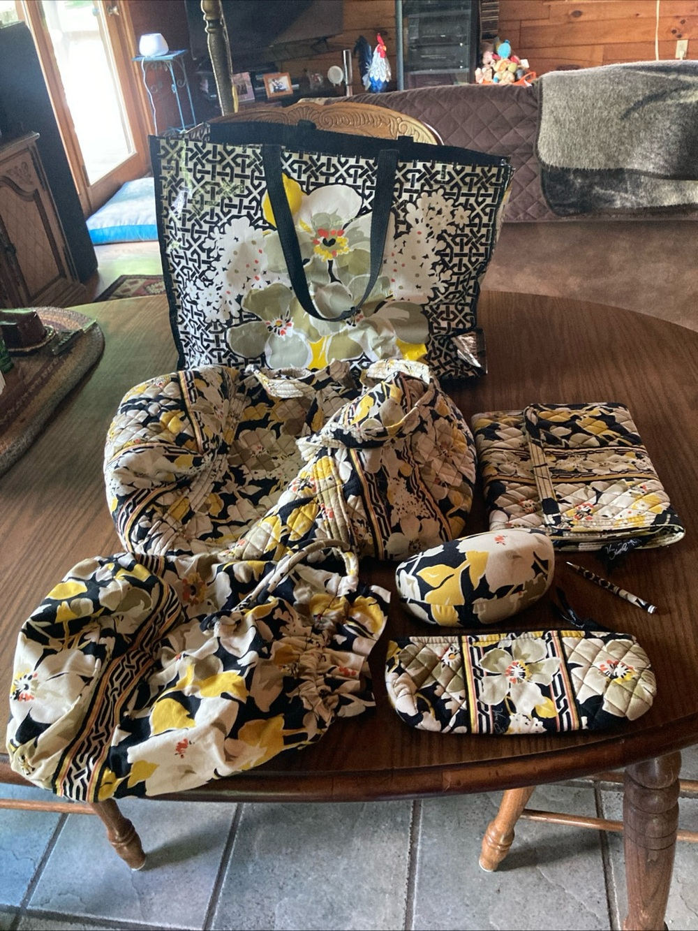 7 pc retired dogwood travel accessory set Vera Bradley excellent condition